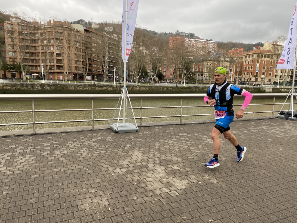Llegada a la meta del Bilbao Bizkaia Marathon - 42 Km con la mochila EVADIT 5l de Decatlon